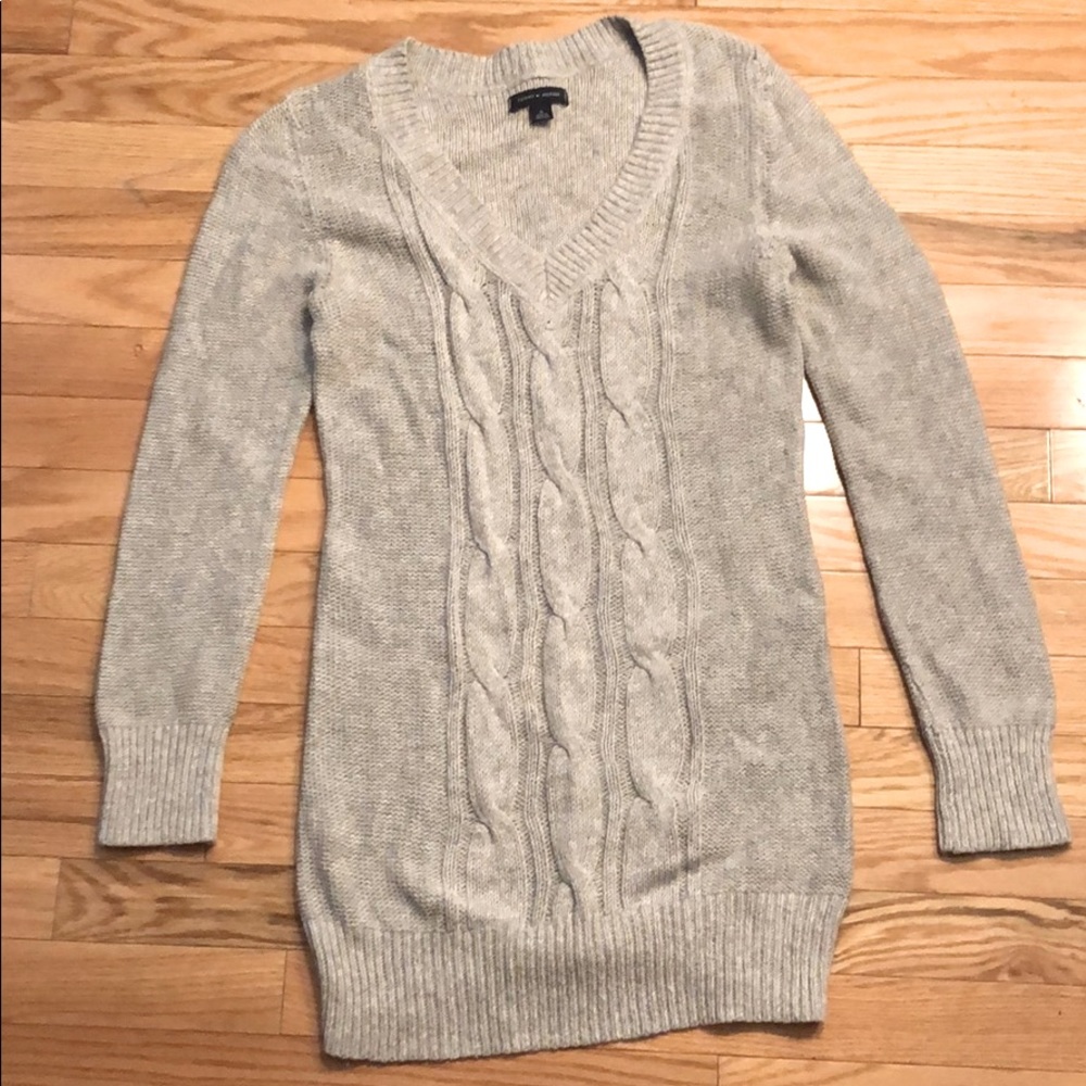 Cabled Tommy Hilfiger sweater. Good condition.